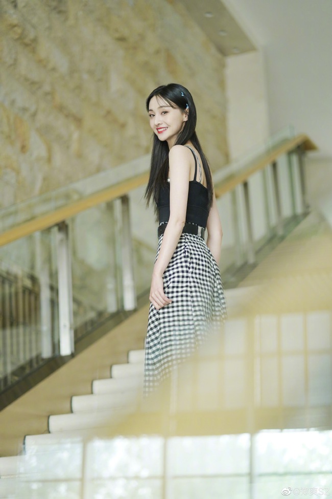 Mặc kệ những lùm xùm bất hảo, Trịnh Sảng vẫn "ăn no ngủ kỹ" thả dáng xinh - Ảnh 4.