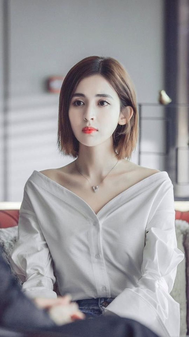 Cổ Lực Na Trát là mỹ nhân “cân” được cả tóc dài lẫn tóc ngắn.