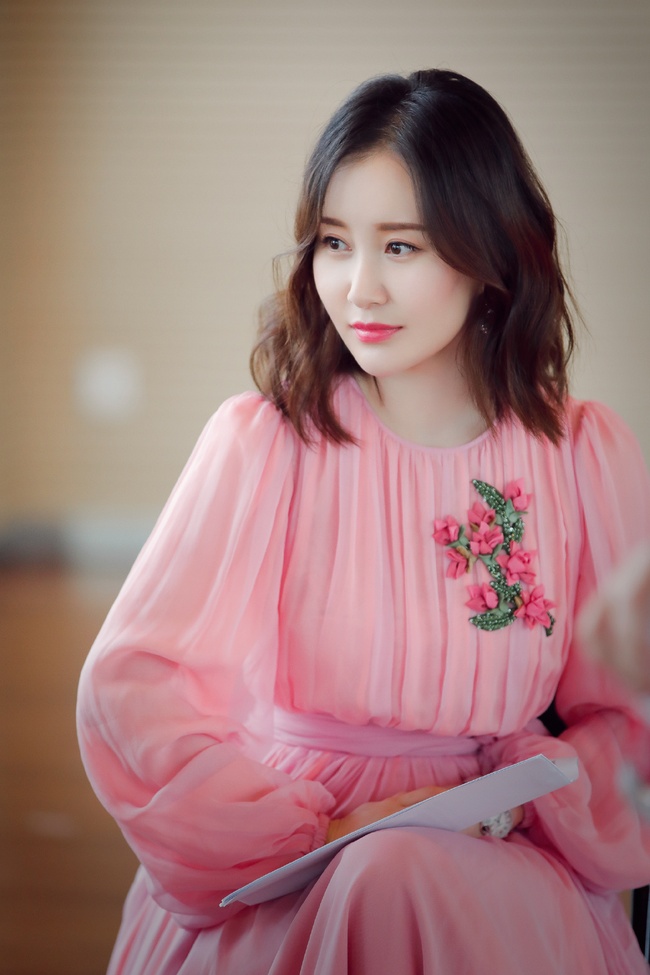 Thư Sướng được nhận xét trông thời thượng hơn với kiểu tóc ngắn.