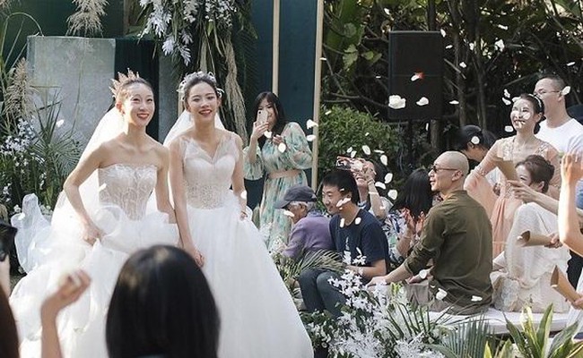 Đám cưới của cặp đôi đồng tính Trung Quốc, điều đáng nói là thân phận "người trong showbiz" rất nổi tiếng của một trong hai cô dâu - Ảnh 1.