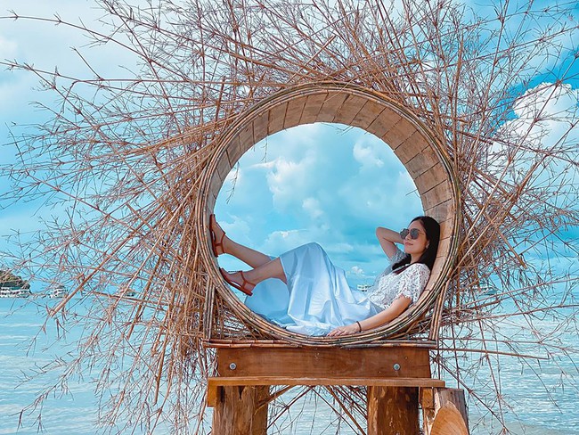 Dương Cẩm Lynh đăng ảnh cùng dòng chú thích: Một ngày hưởng thụ cái nắng.