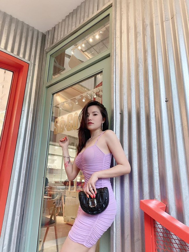 Lý Phương Châu hỏi: Hôm nay em mặc đầm tím, son môi chúm chím anh có yêu không nào?.