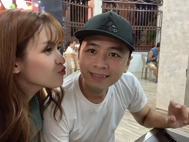 Tú Vi và Văn Anh tranh thủ chụp hình khi đi ăn uống.