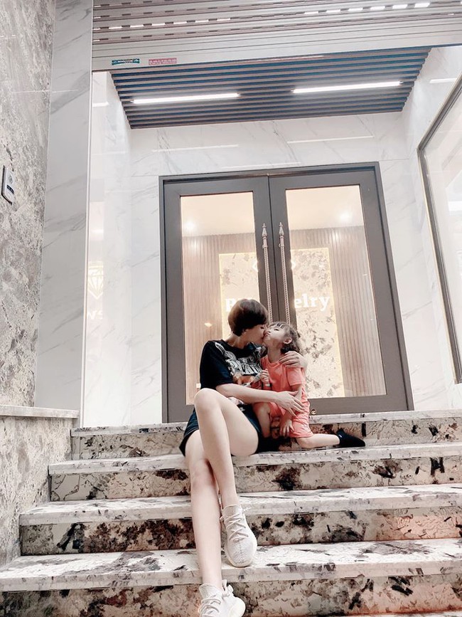 Hồng Quế đăng hình âu yếm con gái cưng cùng dòng chú thích: Nhờ có nắng mới thấy cầu vồng. Nhờ có con mới thấy màu hạnh phúc.