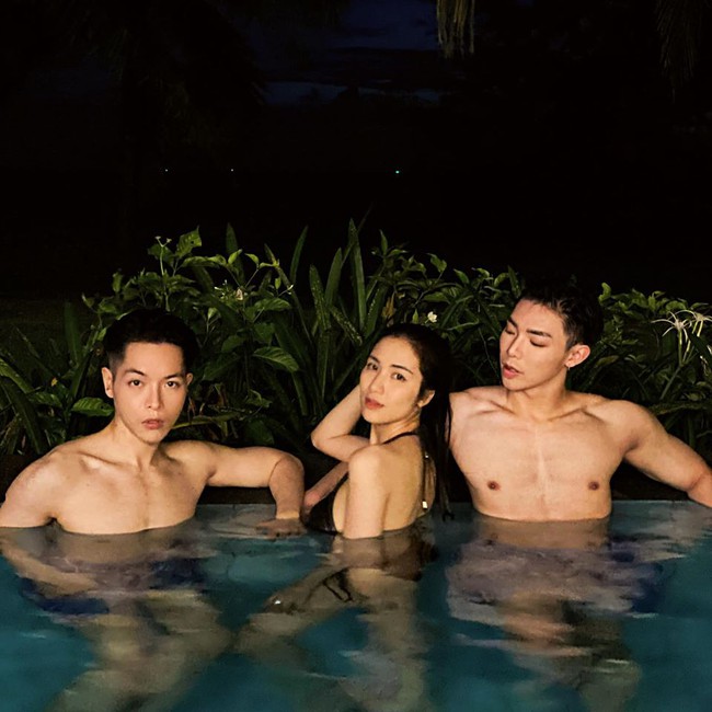 Gia đình Hoa dâm bụt gồm Đức Phúc, Hòa Minzy và Erik khoe thân hình nóng bỏng dưới bể bơi.