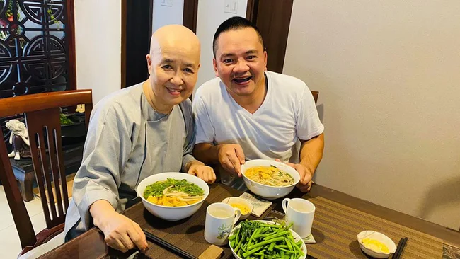 Nghệ nhân ẩm thực Nguyễn Dzoãn Cẩm Vân xuất hiện ăn cơm cùng con trai, món ăn cô nấu vẫn ngon và hấp dẫn như ngày nào - Ảnh 3.