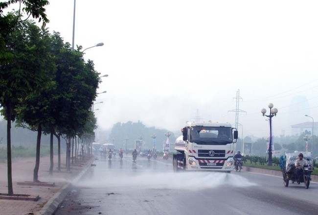 Việc hạn chế nắng nóng bằng việc phun nước ra nền nhà và đường và hiệu quả giảm nhiệt như nào - Ảnh 1.