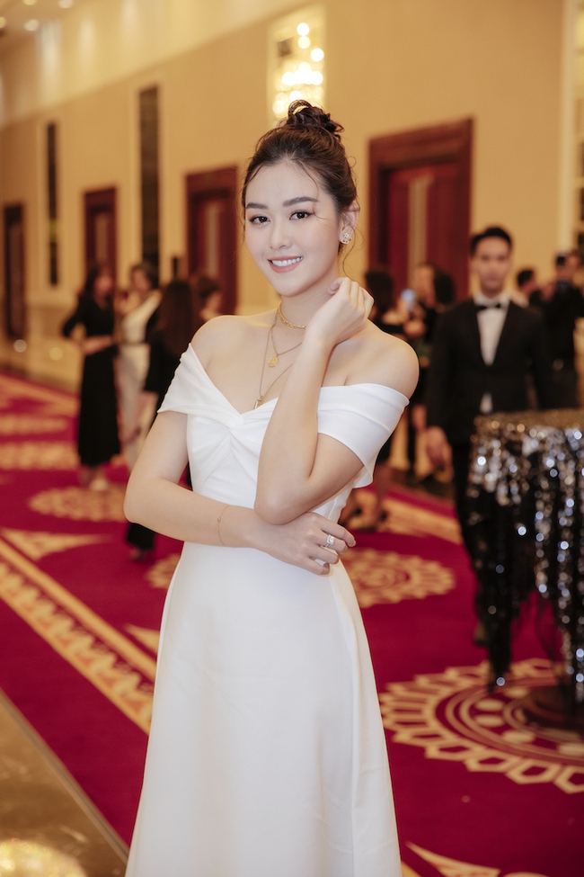 Hoa hậu Lương Thùy Linh hội ngộ Á hậu Tường San - Thúy An, cùng diện váy trắng đẹp hết phần người khác - Ảnh 4.