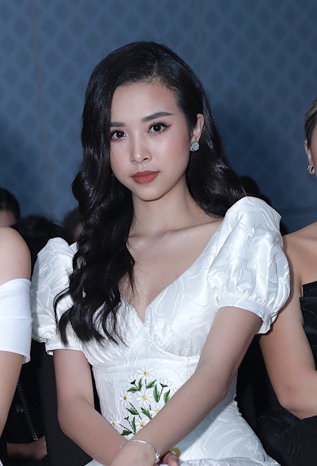 Hoa hậu Lương Thùy Linh hội ngộ Á hậu Tường San - Thúy An, cùng diện váy trắng đẹp hết phần người khác - Ảnh 5.