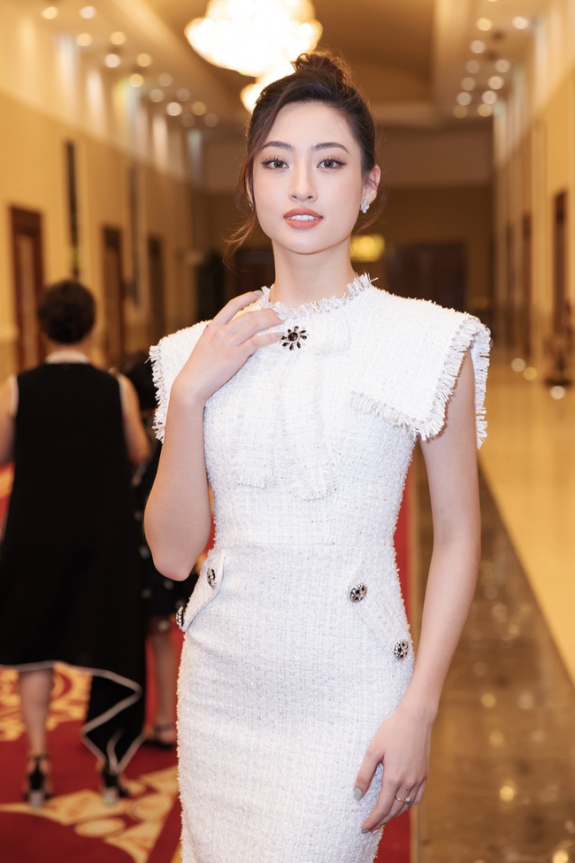 Hoa hậu Lương Thùy Linh hội ngộ Á hậu Tường San - Thúy An, cùng diện váy trắng đẹp hết phần người khác - Ảnh 2.