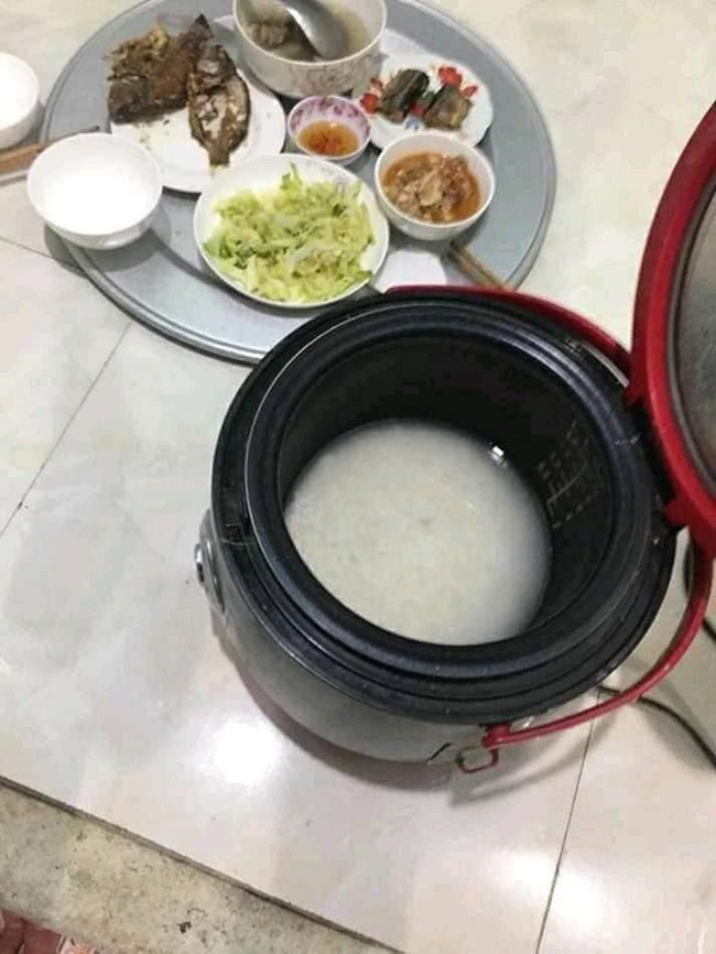 Dọn mâm lên thì cơm còn nguyên gạo nước, chồng ném cả nồi vào thùng rác và màn vùng lên của người vợ quen nhịn nhục - Ảnh 1.