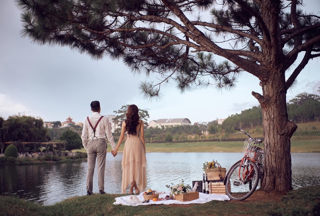 Phanh Lee khoe trọn bộ ảnh cưới đẹp như tranh vẽ, nhưng vẫn quyết giấu mặt ông xã đại gia - Ảnh 1.