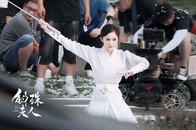 "Hộc Châu phu nhân": Dương Mịch lộ cảnh mặc áo giáp nhưng người bé xíu, còn tung ảnh 1 góc phim trường - Ảnh 6.