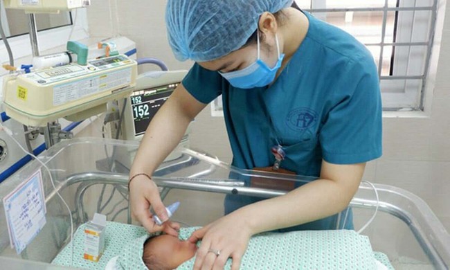 Bé trai bị mẹ bỏ rơi dưới hố ga đã tử vong: Do sốc nhiễm trùng, nhiễm trùng máu nặng - Ảnh 1.