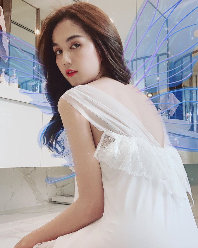 Ngọc Trinh diện đầm trắng như thiên thần. Cô khẳng định: Một khi ta thương nhau,thì ta sẽ có cả ngàn lí do để ở lại.