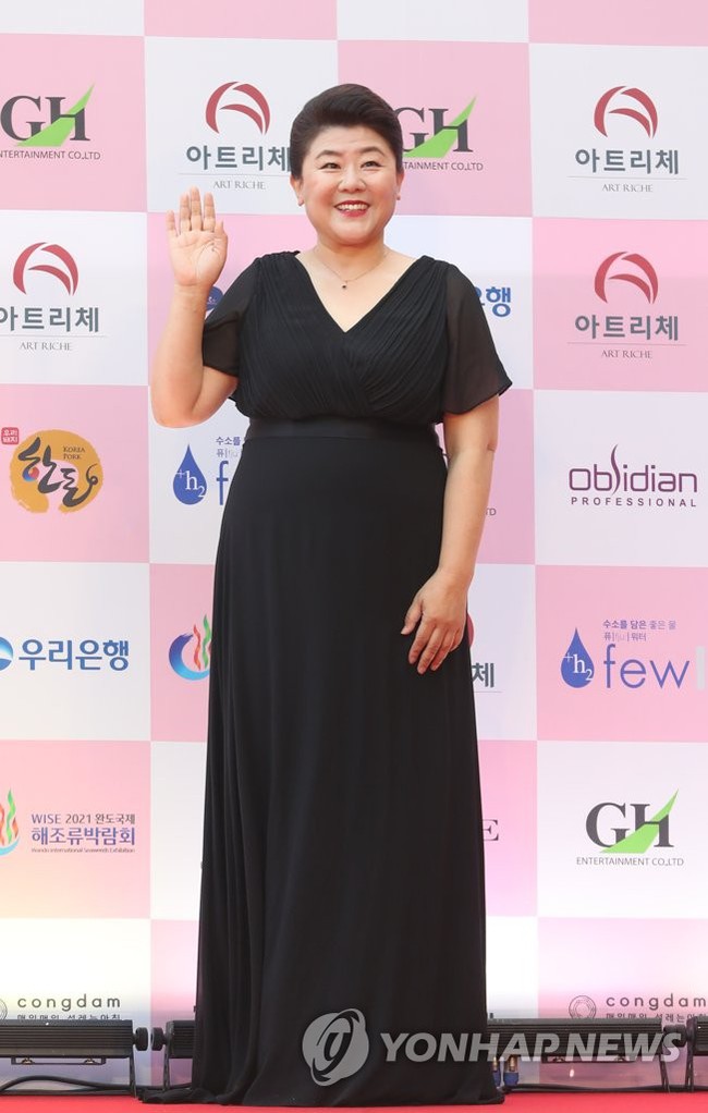 Thảm đỏ Daejong Film Awards 2020: Park Bom (2NE1) xuất hiện với thân hình quá khổ, "tình cũ Song Hye Kyo" Lee Byung Hun điển trai ở tuổi 49 - Ảnh 11.