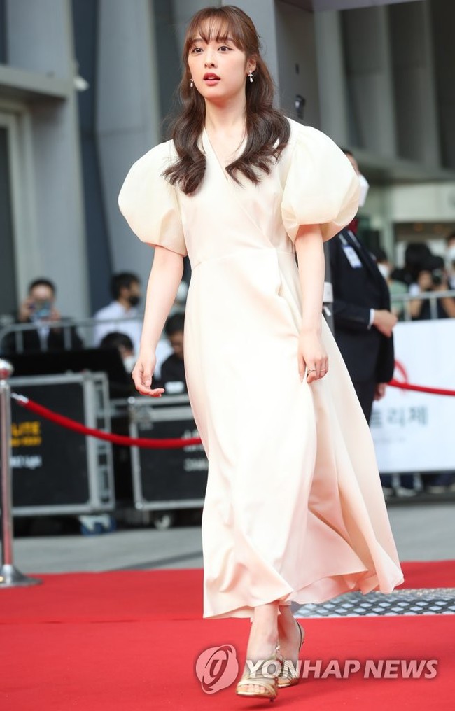 Thảm đỏ Daejong Film Awards 2020: Park Bom (2NE1) xuất hiện với thân hình quá khổ, "tình cũ Song Hye Kyo" Lee Byung Hun điển trai ở tuổi 49 - Ảnh 14.
