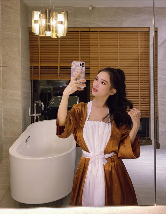 Sĩ Thanh đi mần đẹp dù trời mưa tầm tã.