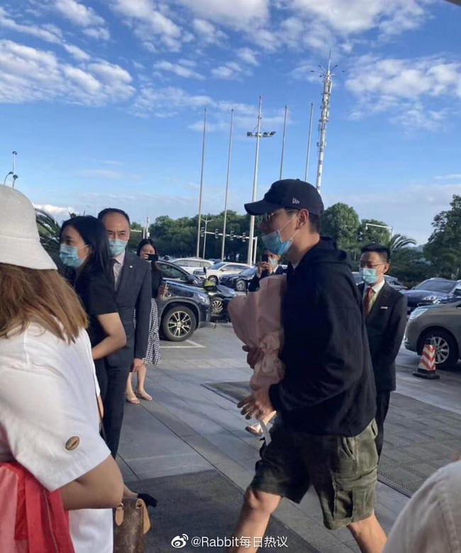 "Nhà hàng Trung Hoa 4": Triệu Lệ Dĩnh che kín mặt, khoe eo nhỏ xíu đi quay show, Dương Tử không còn xuất hiện  - Ảnh 6.