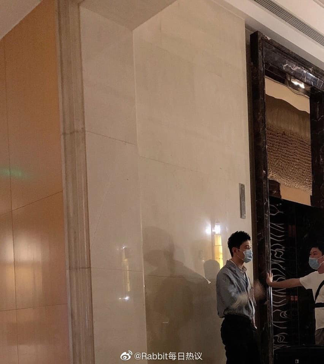 "Nhà hàng Trung Hoa 4": Triệu Lệ Dĩnh che kín mặt, khoe eo nhỏ xíu đi quay show, Dương Tử không còn xuất hiện  - Ảnh 5.