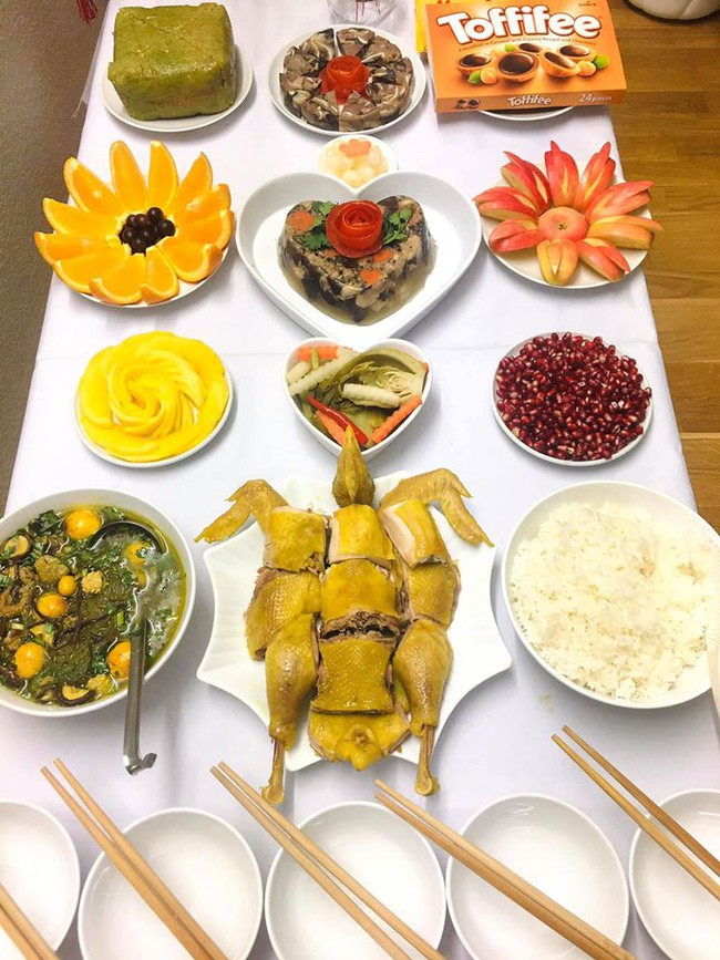Mẹ Việt ở Thụy Điển bật mí 4 bí quyết luộc và chặt gà nguyên con không bị nát, xếp lên đĩa ai cũng phải trầm trồ - Ảnh 2.