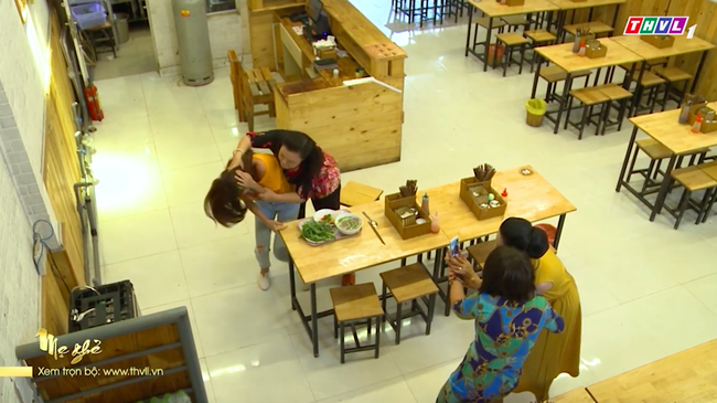 "Mẹ ghẻ": Thúy Diễm bị túm tóc đánh trong quán phở, clip bạo hành xuất hiện rầm rộ trên Facebook - Ảnh 6.
