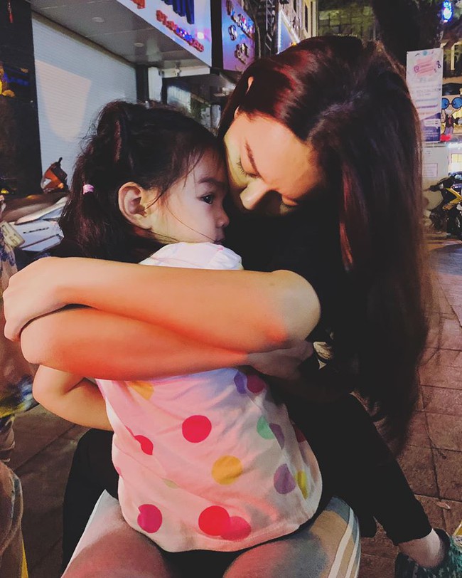 Phạm Quỳnh Anh ôm ấp con gái cưng giữa lòng thủ đô Hà Nội.