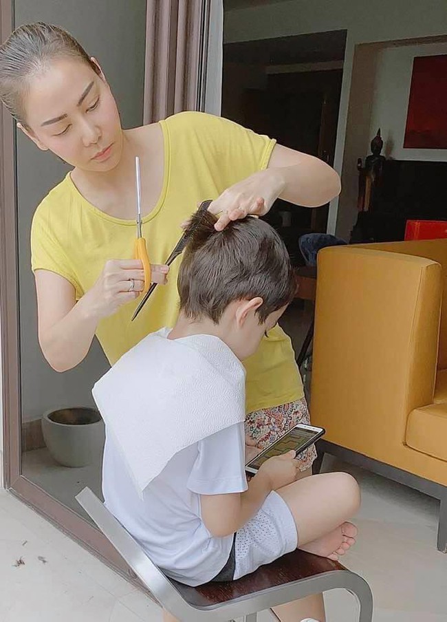 Thu Minh tự tay cắt tóc cho con trai cưng.