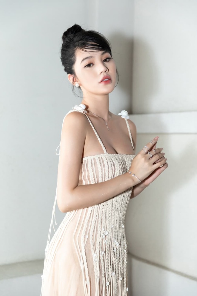 Hoa hậu đóng phim: H'Hen Niê - Lan Khuê đẹp hết nấc vẫn chưa bằng Jolie Nguyễn diện toàn hàng hiệu, tự bỏ tiền túi mua áo  - Ảnh 3.