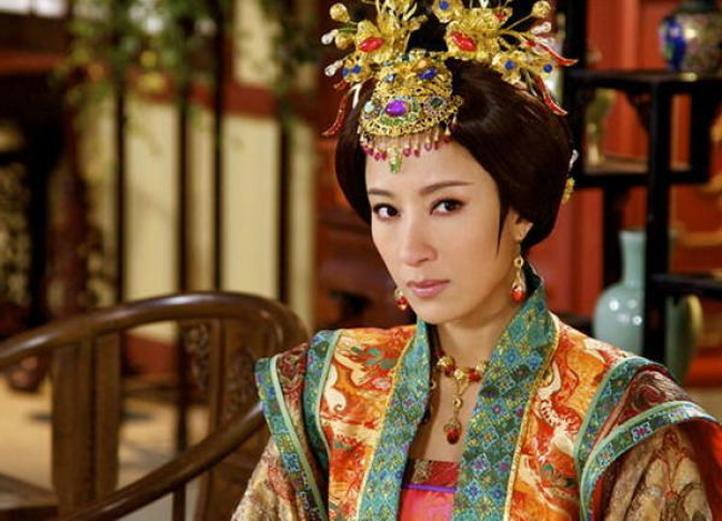 Hoàng đế Trung Hoa và mối tình kỳ lạ với bảo mẫu hơn 17 tuổi, một câu nói lộ ra "bí quyết phòng the" khiến Vua không có không chịu nổi - Ảnh 1.