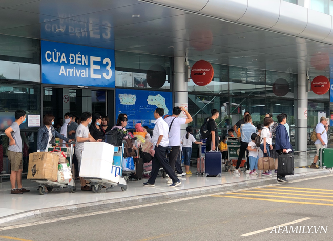 Ảnh: Mùa du lịch, biển người vật vã hàng tiếng đồng hồ chờ check in ở sân bay Nội Bài - Ảnh 2.