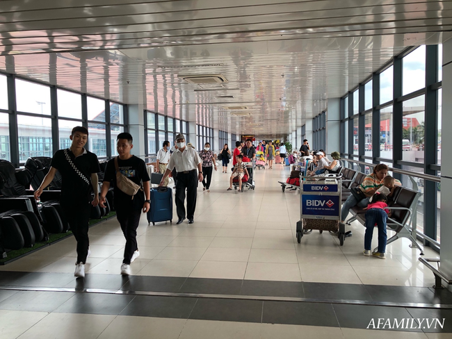 Ảnh: Mùa du lịch, biển người vật vã hàng tiếng đồng hồ chờ check in ở sân bay Nội Bài - Ảnh 3.