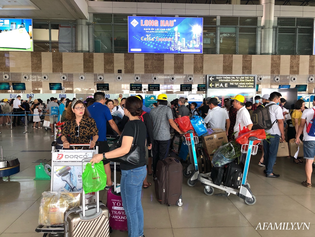 Ảnh: Mùa du lịch, biển người vật vã hàng tiếng đồng hồ chờ check in ở sân bay Nội Bài - Ảnh 7.
