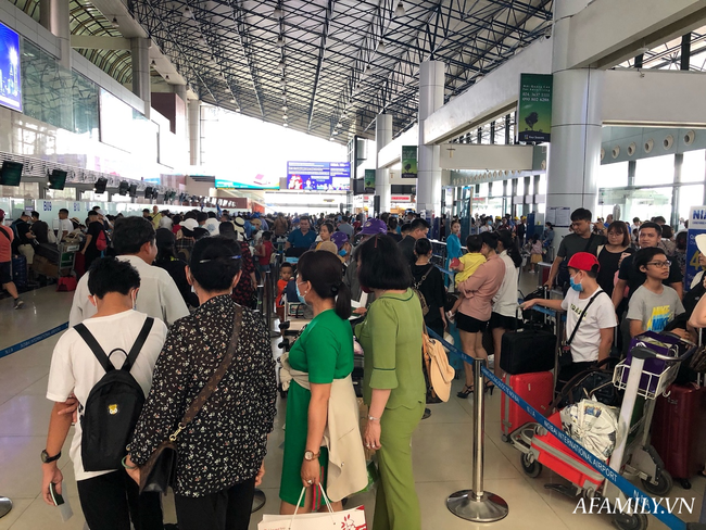 Ảnh: Mùa du lịch, biển người vật vã hàng tiếng đồng hồ chờ check in ở sân bay Nội Bài - Ảnh 9.
