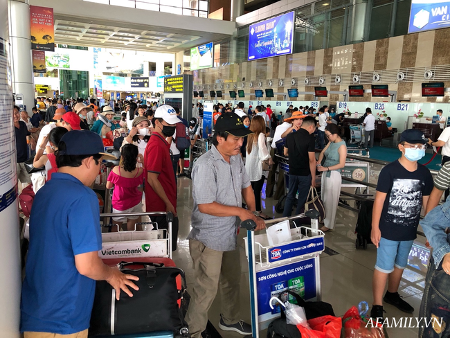 Ảnh: Mùa du lịch, biển người vật vã hàng tiếng đồng hồ chờ check in ở sân bay Nội Bài - Ảnh 10.