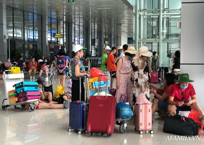 Ảnh: Mùa du lịch, biển người vật vã hàng tiếng đồng hồ chờ check in ở sân bay Nội Bài - Ảnh 11.