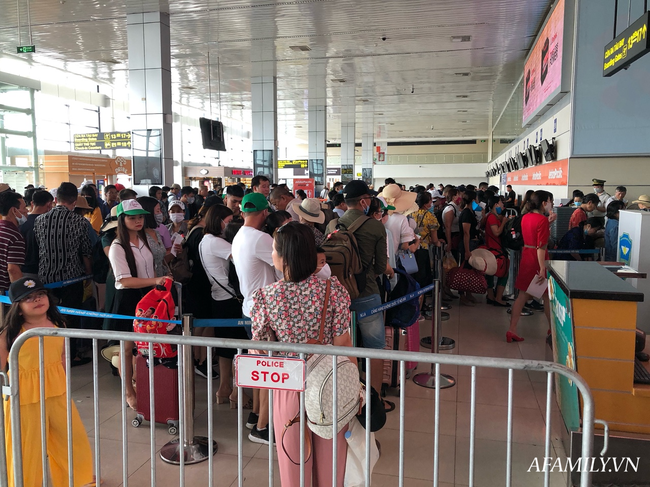 Ảnh: Mùa du lịch, biển người vật vã hàng tiếng đồng hồ chờ check in ở sân bay Nội Bài - Ảnh 15.