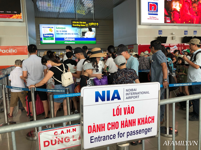 Ảnh: Mùa du lịch, biển người vật vã hàng tiếng đồng hồ chờ check in ở sân bay Nội Bài - Ảnh 16.