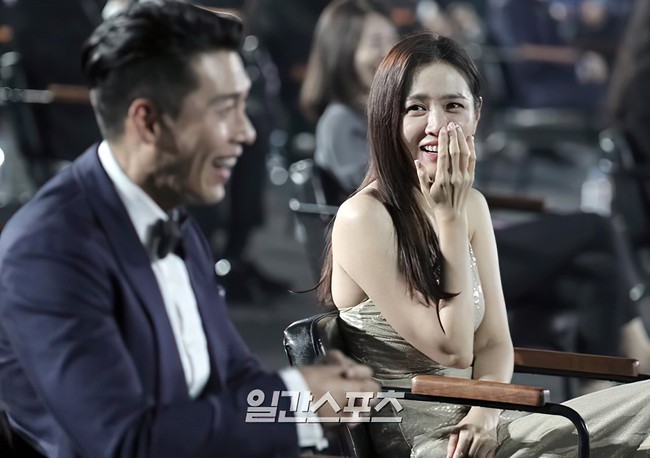 Dẫu có phủ nhận bao nhiêu nhưng Hyun Bin và Son Ye Jin đã bị "vạch trần" chuyện tình cảm thông qua ngôn ngữ cơ thể rõ ràng thế này? - Ảnh 12.