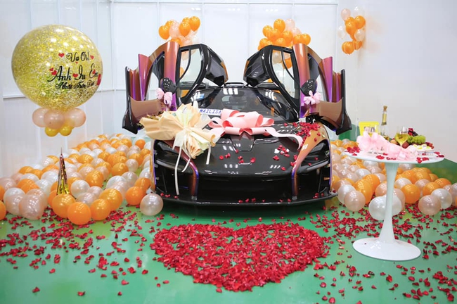 Ông chồng chịu chi bậc nhất: Sinh nhật vợ, chồng chi hơn 50 tỷ mua siêu xe độc nhất vô nhị tại Việt Nam - Ảnh 2.