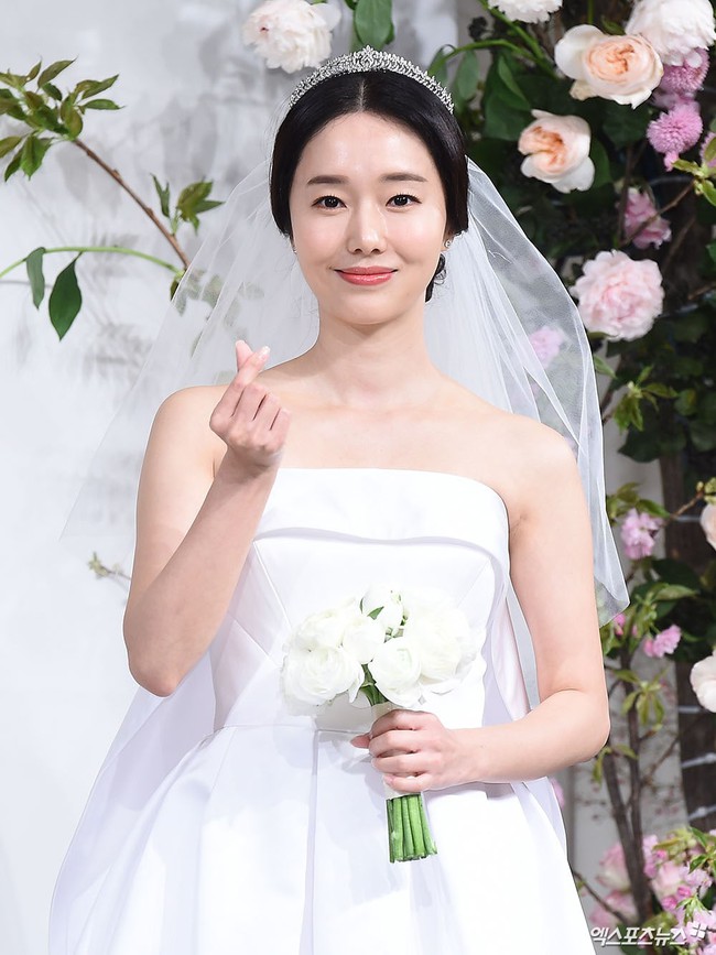 Mỹ nhân "Bán đảo Peninsula" Lee Jung Hyun: Kết hôn ở tuổi 39 với chính người hâm mộ lâu năm, nằm trong hội bạn thân toàn mỹ nhân đình đám của Son Ye Jin - Ảnh 6.