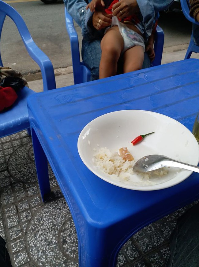 Đang ngồi ăn cơm thì bị mẹ trẻ sà vào trước mặt thản nhiên thay bỉm cho con, thanh niên nghẹn lời đăng ảnh khiến dân tình phản ứng dữ dội - Ảnh 1.