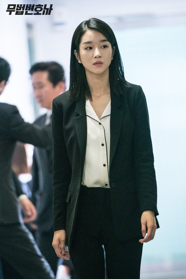 Chưa cần váy áo lồng lộn như bà hoàng, Seo Ye Ji diện suit thôi cũng thừa sự gây mê với thần thái chị đại ngầu bá cháy - Ảnh 10.