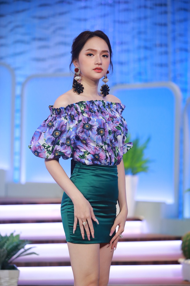 Hoa hậu Hương Giang hẹn hò qua mạng, xấu hổ khi bạn trai đòi xem mặt thì lấy chị gái ra làm thế thân - Ảnh 4.
