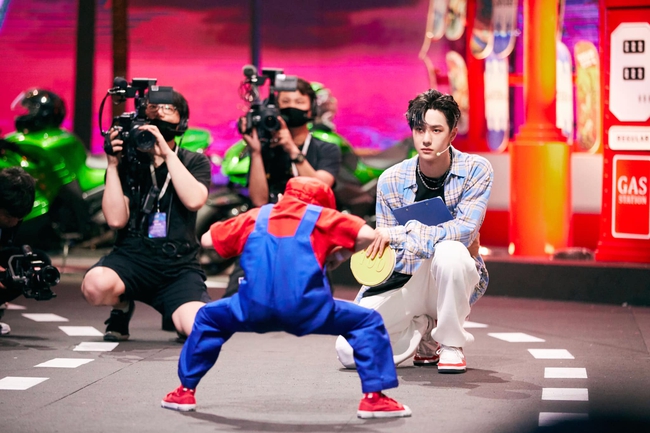 Vương Nhất Bác bùng nổ, được netizen khen hết lời vì nhắc nhở cô gái trẻ nhớ dặm lại lớp make up - Ảnh 5.