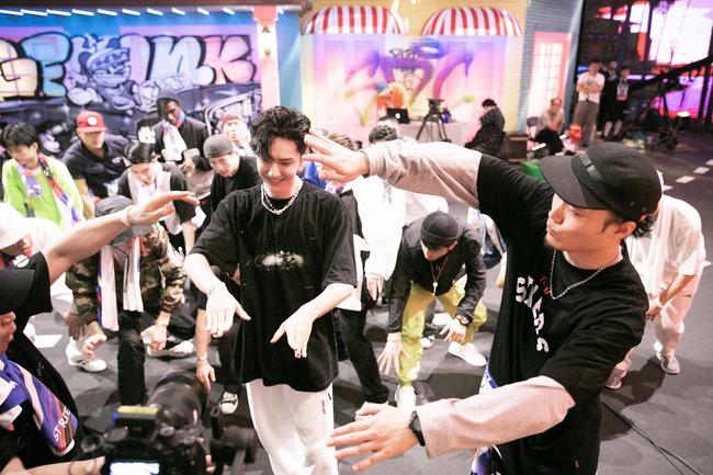 Vương Nhất Bác bùng nổ, được netizen khen hết lời vì nhắc nhở cô gái trẻ nhớ dặm lại lớp make up - Ảnh 7.