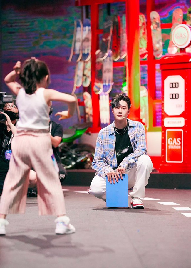 Vương Nhất Bác bùng nổ, được netizen khen hết lời vì nhắc nhở cô gái trẻ nhớ dặm lại lớp make up - Ảnh 4.