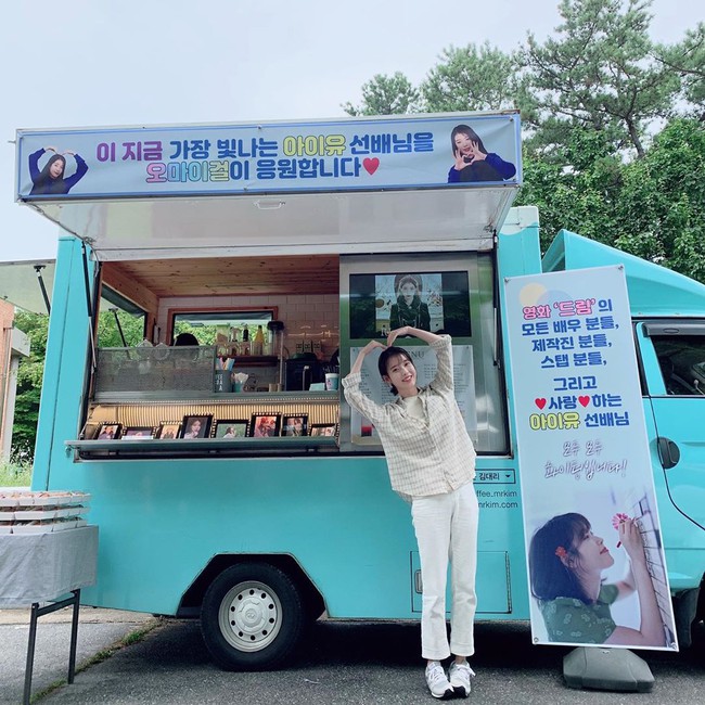 IU cứ diện quanh áo sơ mi và quần jeans thôi mà cũng chuẩn đẹp, thanh lịch nguyên tuần đi làm - Ảnh 5.