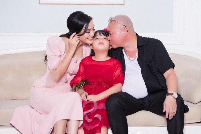 Gia đình Trần Huyền Nhung hạnh phúc tổ chức sinh nhật cho con gái - Ảnh 1.
