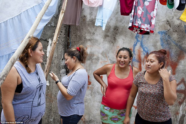 Câu chuyện về 4 chị em ruột cùng mang bầu, hạnh phúc tưởng không ai sánh bằng nhưng đằng sau là sự thật về ngành công nghiệp "cho thuê tử cung" - Ảnh 2.